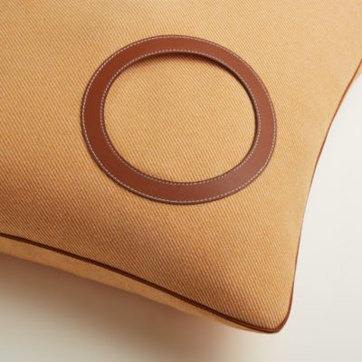 ホームテキスタイル：プレード、クッション、カシミヤ | Hermès